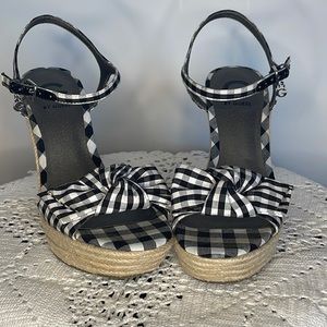 Women’s Guess platform Sandler. Black & White size 8. Worn 2 times